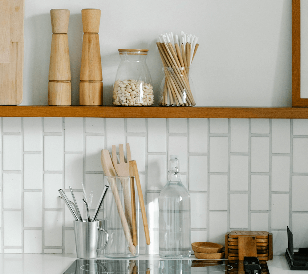 Marie Kondo utiliza unos organizadores de madera para la cocina prácticos y bonitos que hemos encontrado mucho más baratos en Ikea