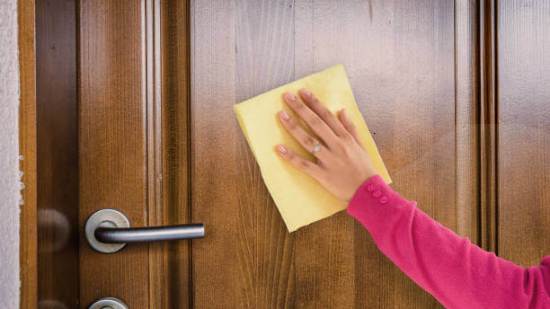 El truco para dejar tus puertas de madera relucientes