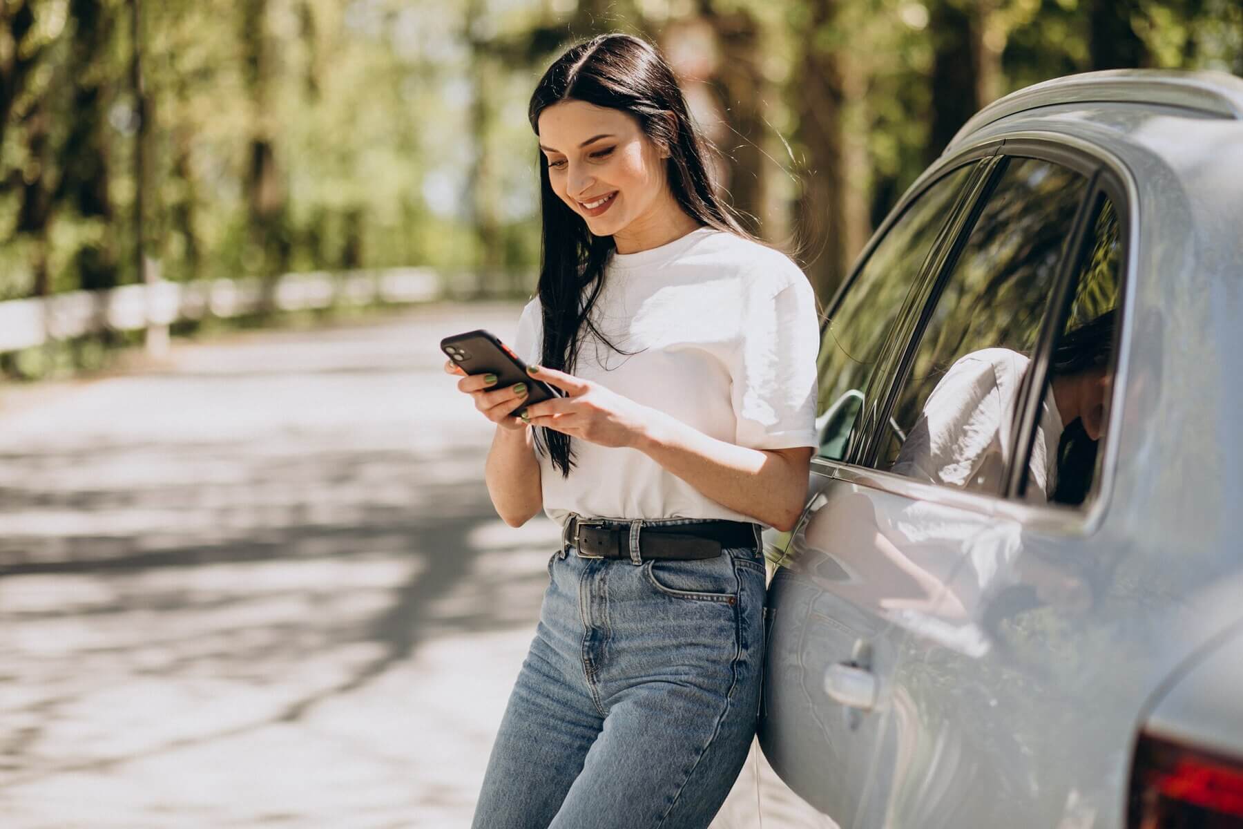 mujer-joven-hablando-telefono-su-coche-electro_1303-26787