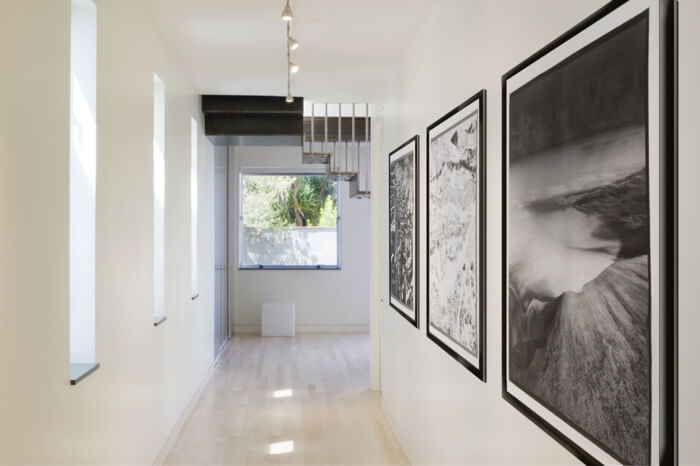 7-pasillo-en-blanco-y-negro-con-suelo-de-parquet-elementos-arquitectonicos-grandes-cuadros-fotos-blanco-y-negro-como-decorar-un-pasillo-largo-y-moderno