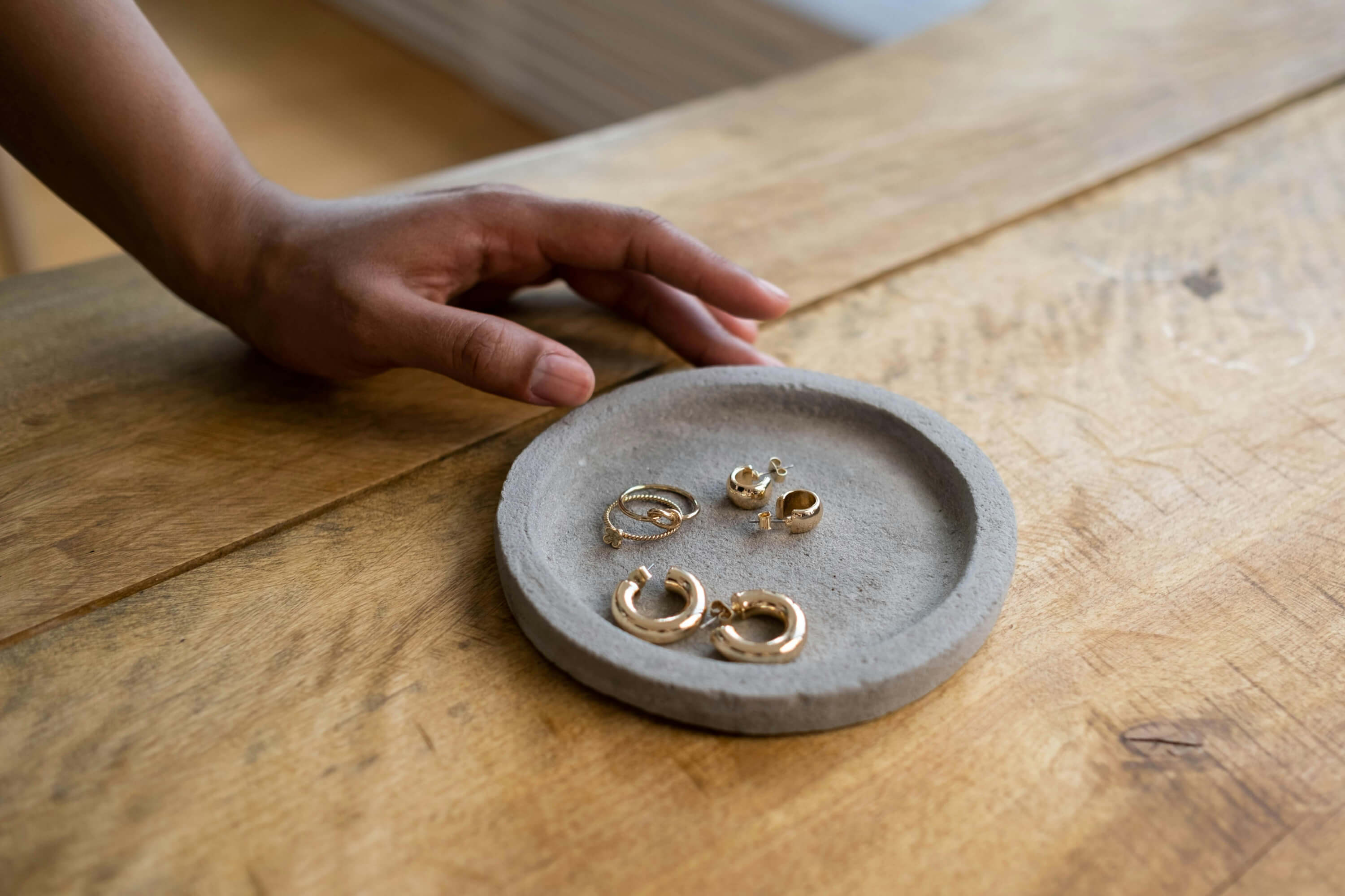 Así es cómo Marie Kondo organiza joyas y otros accesorios para mantener el orden en joyeros y cajones