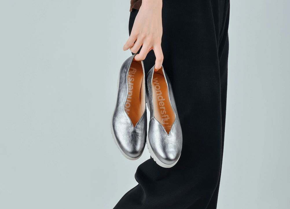 Las bailarinas de Skechers y otros modelos cómodos y bonitos por los que las mujeres +50 apuestan para calzar esta tendencia en primavera