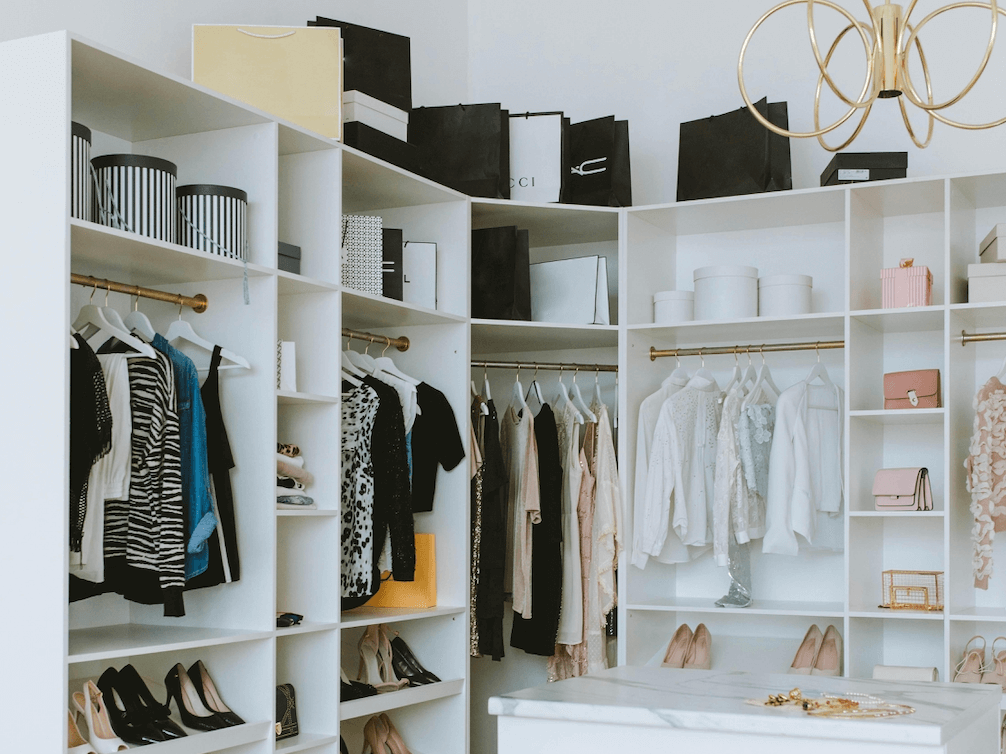 Sfera le hace la competencia a Ikea o Primark con estos productos tirados de precio con los que mantener el orden en el dormitorio o el baño