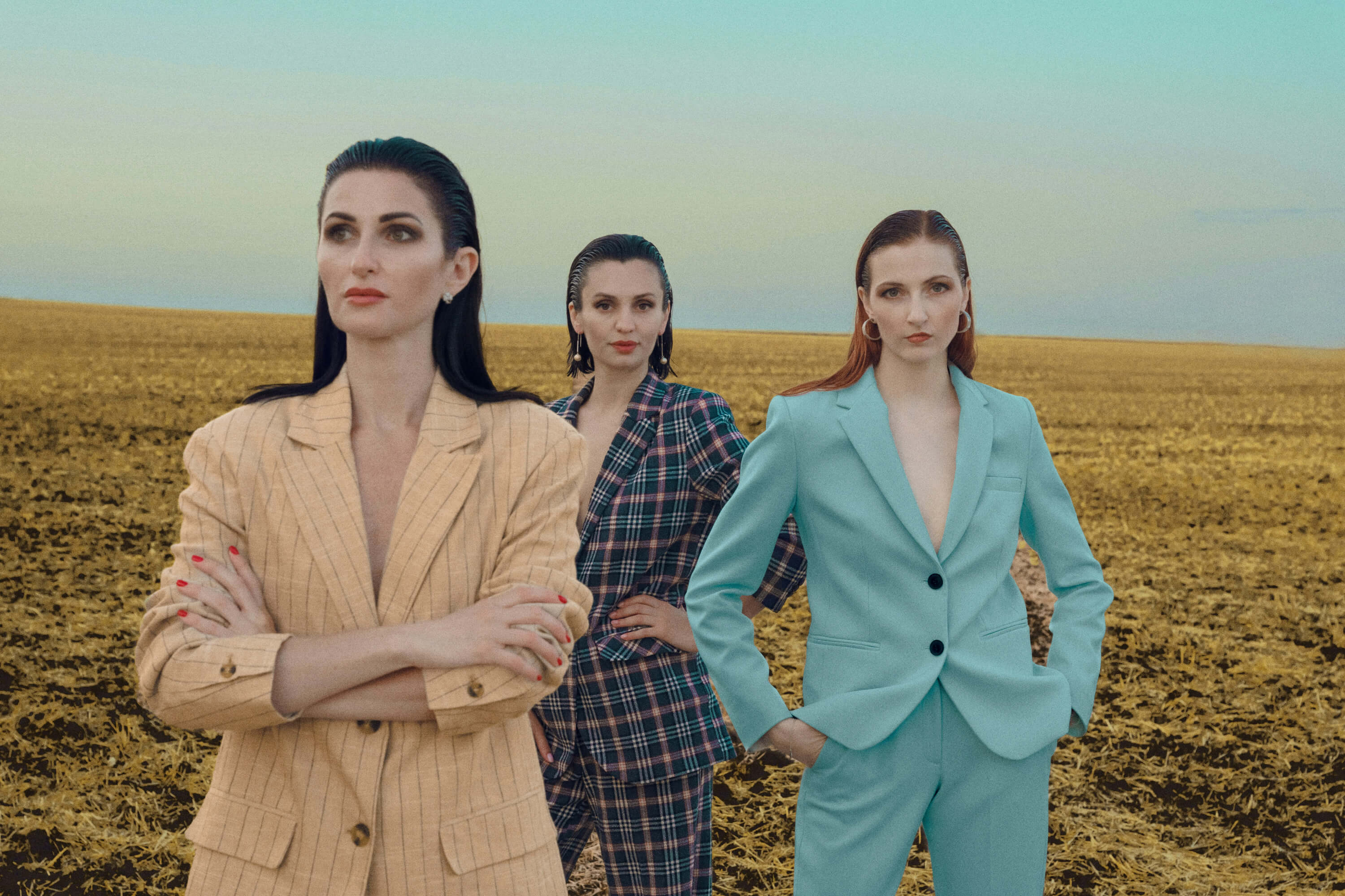 Este traje de chaqueta súper rebajado de Cortefiel arrasa entre las mujeres +50 tanto para la Feria de Abril como para bodas porque es cómodo y elegante