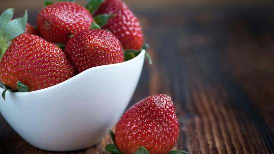 Cinco recetas saladas con fresas deliciosas y rápidas para degustar esta fruta de temporada en primavera
