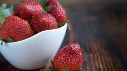 Cinco recetas saladas con fresas deliciosas y rápidas para degustar esta fruta de temporada en primavera