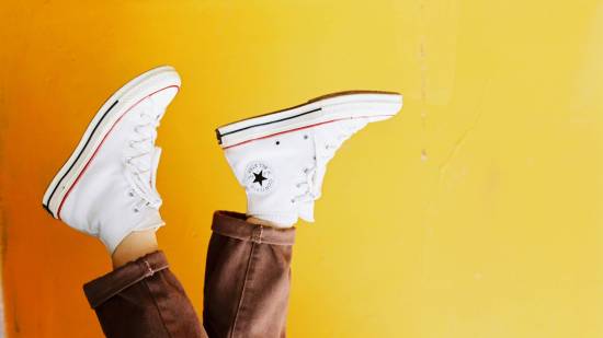 Decathlon tira la casa por la ventana y rebaja a la mitad las zapatillas Skechers o Converse que no paran de llevar las mujeres +50 esta primavera