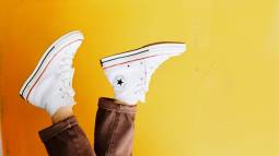Decathlon tira la casa por la ventana y rebaja a la mitad las zapatillas Skechers o Converse que no paran de llevar las mujeres +50 esta primavera