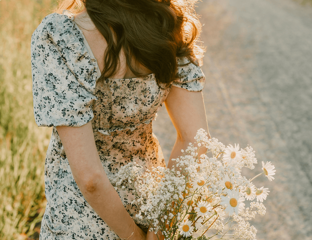 De Mango a Parfois: los vestidos de flores que están conquistando a las mujeres +50 esta primavera porque son holgados y elegantes