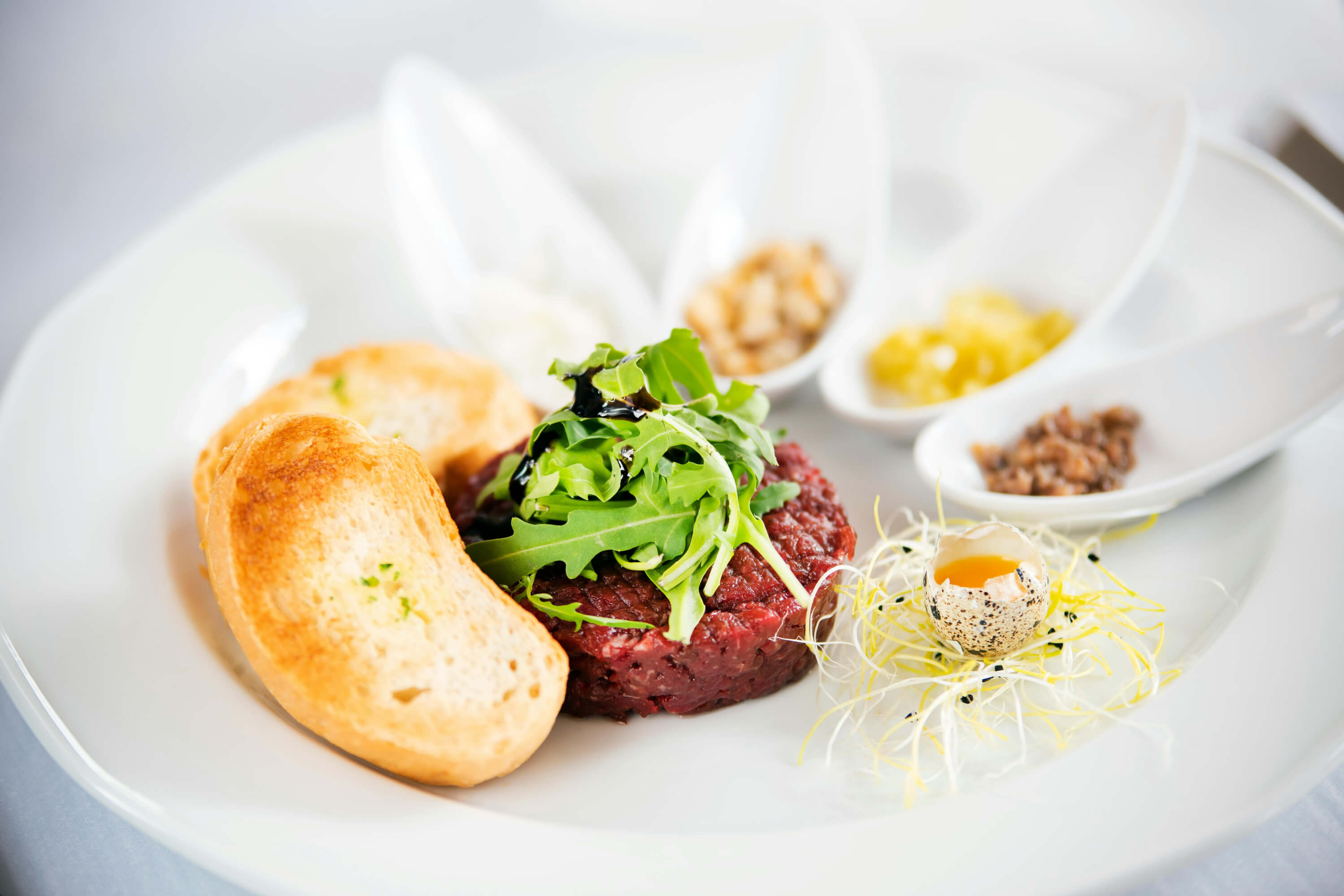 Con fuet, atún o tomate: las recetas de tartar más sencillas y fáciles de hacer para resolver cualquier comida o cena en primavera