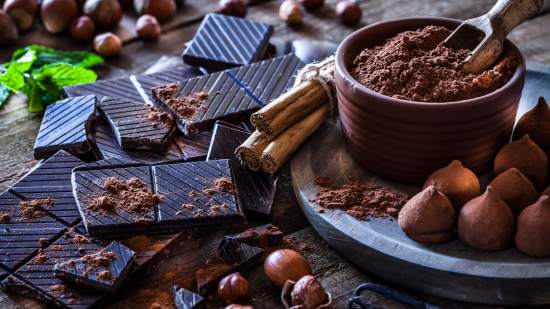 El chocolate se elabora con los granos de cacao tostados.