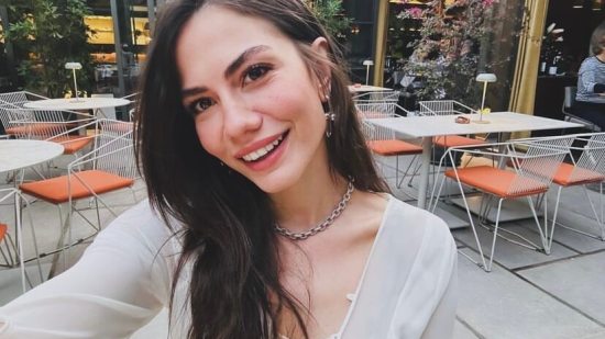 La actriz turca protagonista de 'Mi nombre es Farah' visita Madrid y opta por un look cómodo con zapatillas