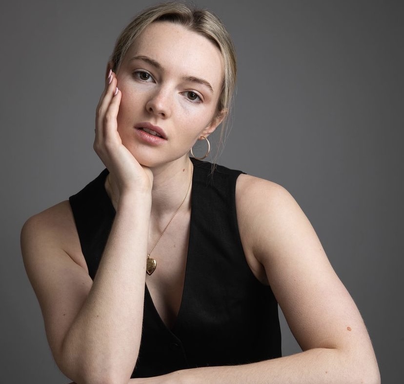 Alanah Bloor, la actriz que protagonizará el regreso de Sandokán junto a Can Yaman, nos inspira para llevar chalecos esta primavera
