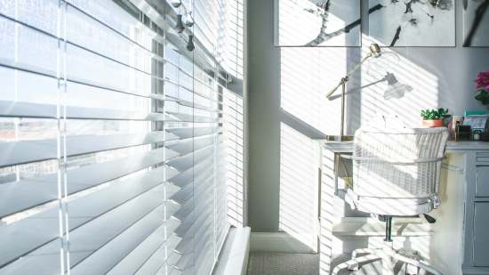 Trucos para limpiar los estores de las ventanas de forma fácil y rápida