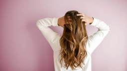 Los productos de pelo que más triunfan en primavera y verano para controlar el encrespamiento en sitios húmedos