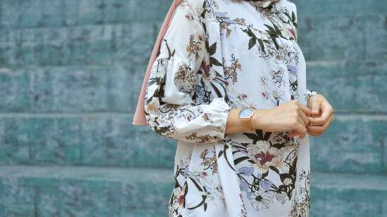 Seis blusas holgadas de Mango Outlet tiradas de precio que las mujeres +60 llevan esta primavera porque estilizan y son elegantes