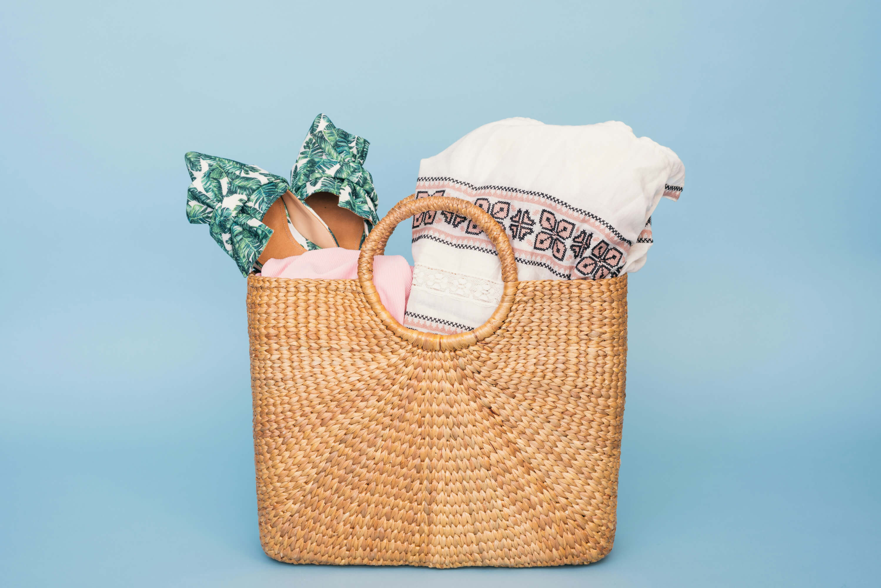 De Parfois a Cortefiel: los bolsos de rafia que comprar ahora y llevar durante todo el verano con vestidos holgados y sandalias