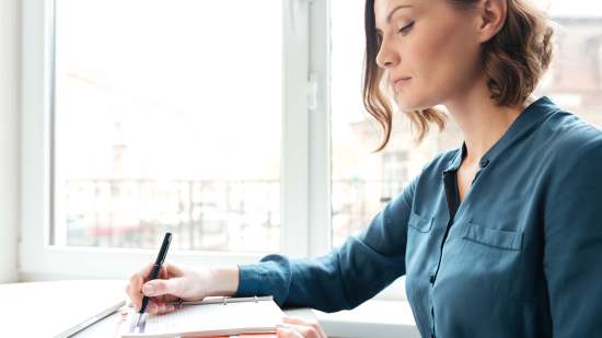 Mujer escribiendo
