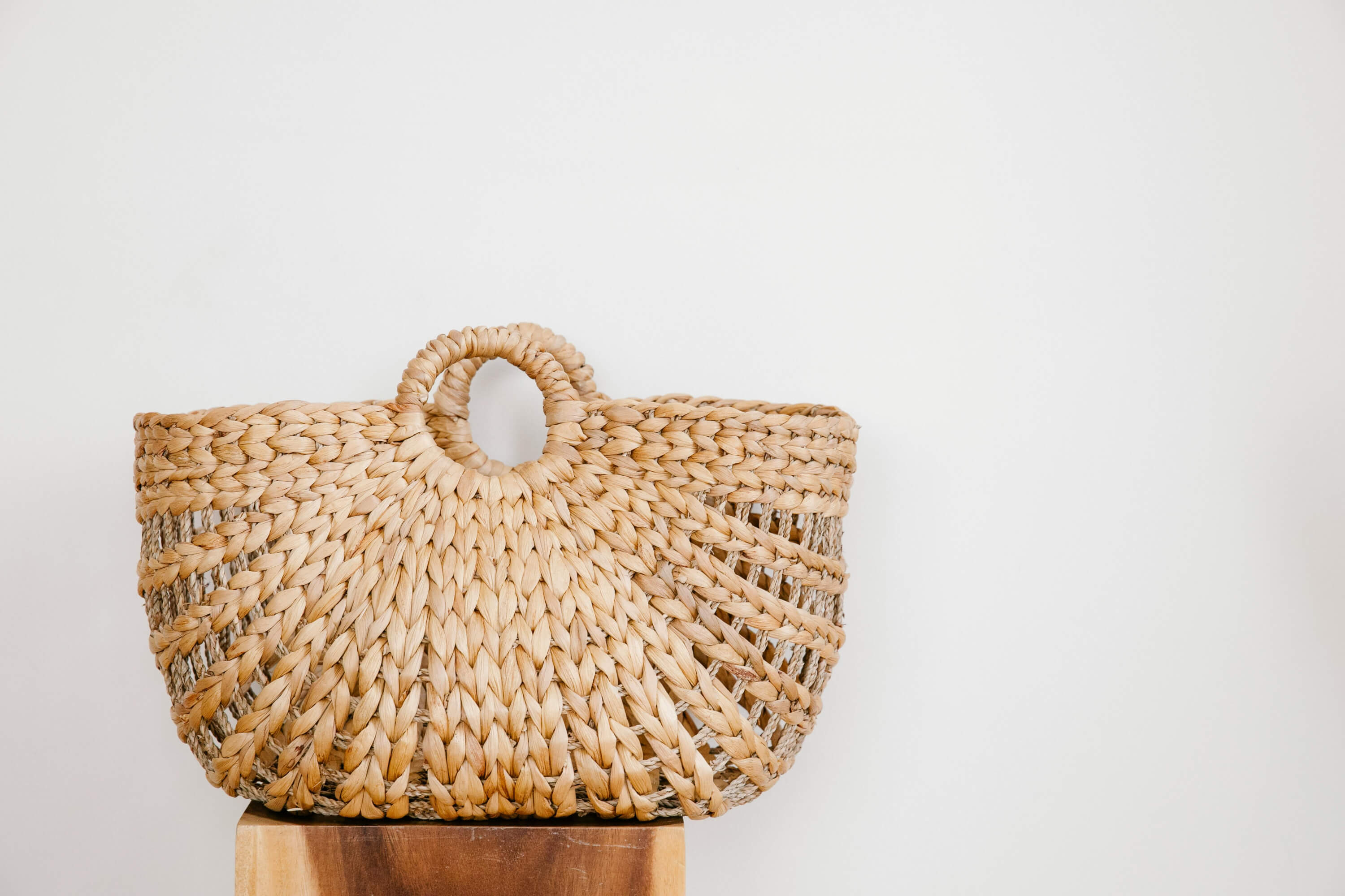 Mango Outlet tiene los bolsos de rafia rebajados en los que merece la pena invertir para verano porque pegan con todo