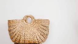 Mango Outlet tiene los bolsos de rafia rebajados en los que merece la pena invertir para verano porque pegan con todo