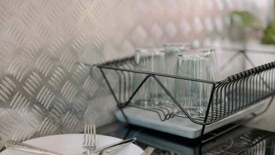 Ikea nos ayuda con la organización de las vajillas y demás utensilios de cocina con este producto práctico y tirado de precio