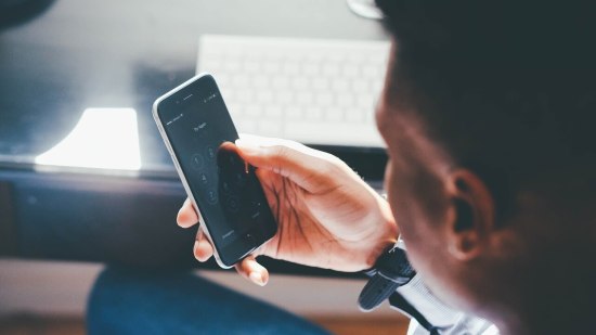 Relaciones a distancia: cómo mantener la cercanía emocional con hijos y nietos que viven lejos