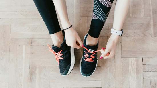 Decathlon se adelanta a julio y rebaja las zapatillas de verano de Skechers o Geox que las mujeres +50 prometen agotar para salir a caminar