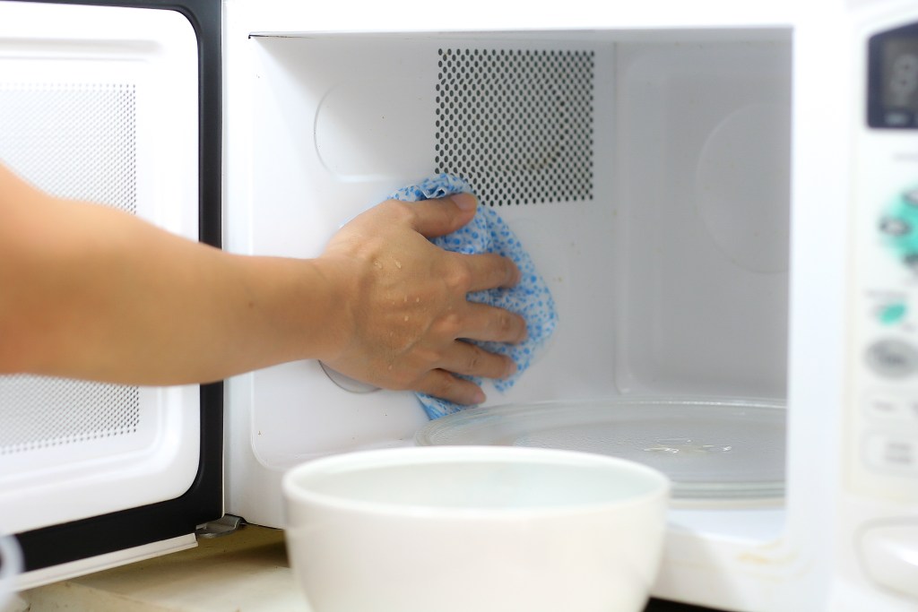 La crema de agua oxigenada de Mercadona: el truco para blanquear el plástico blanco de los electrodomésticos
