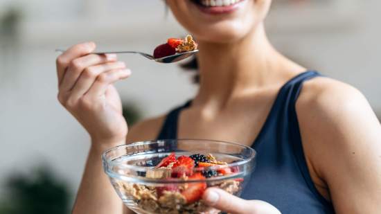 Comer un alimento en concreto no te hará tener la hormona instantáneamente