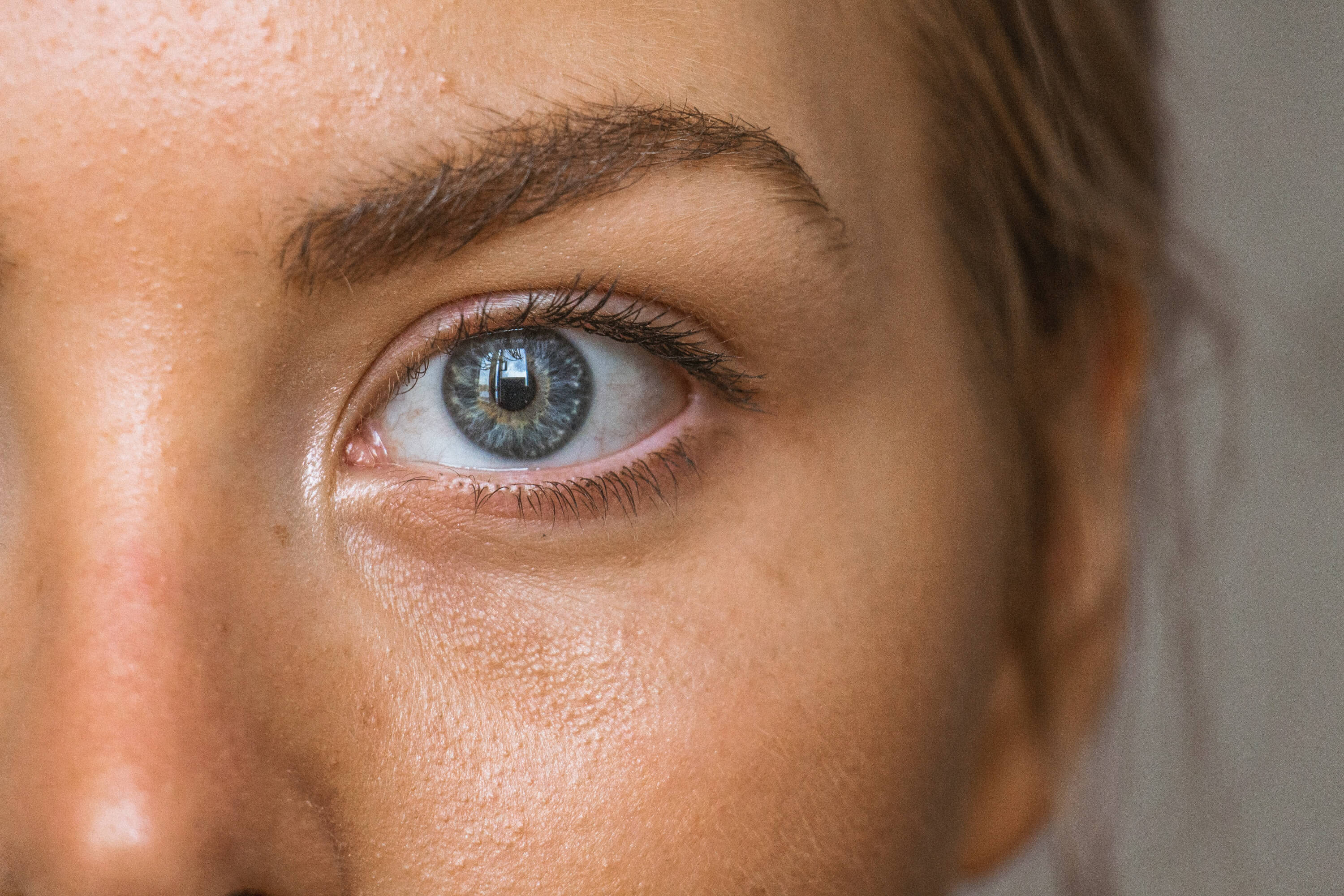 Mujer de ojos azules