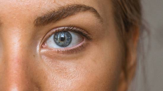 Mujer de ojos azules