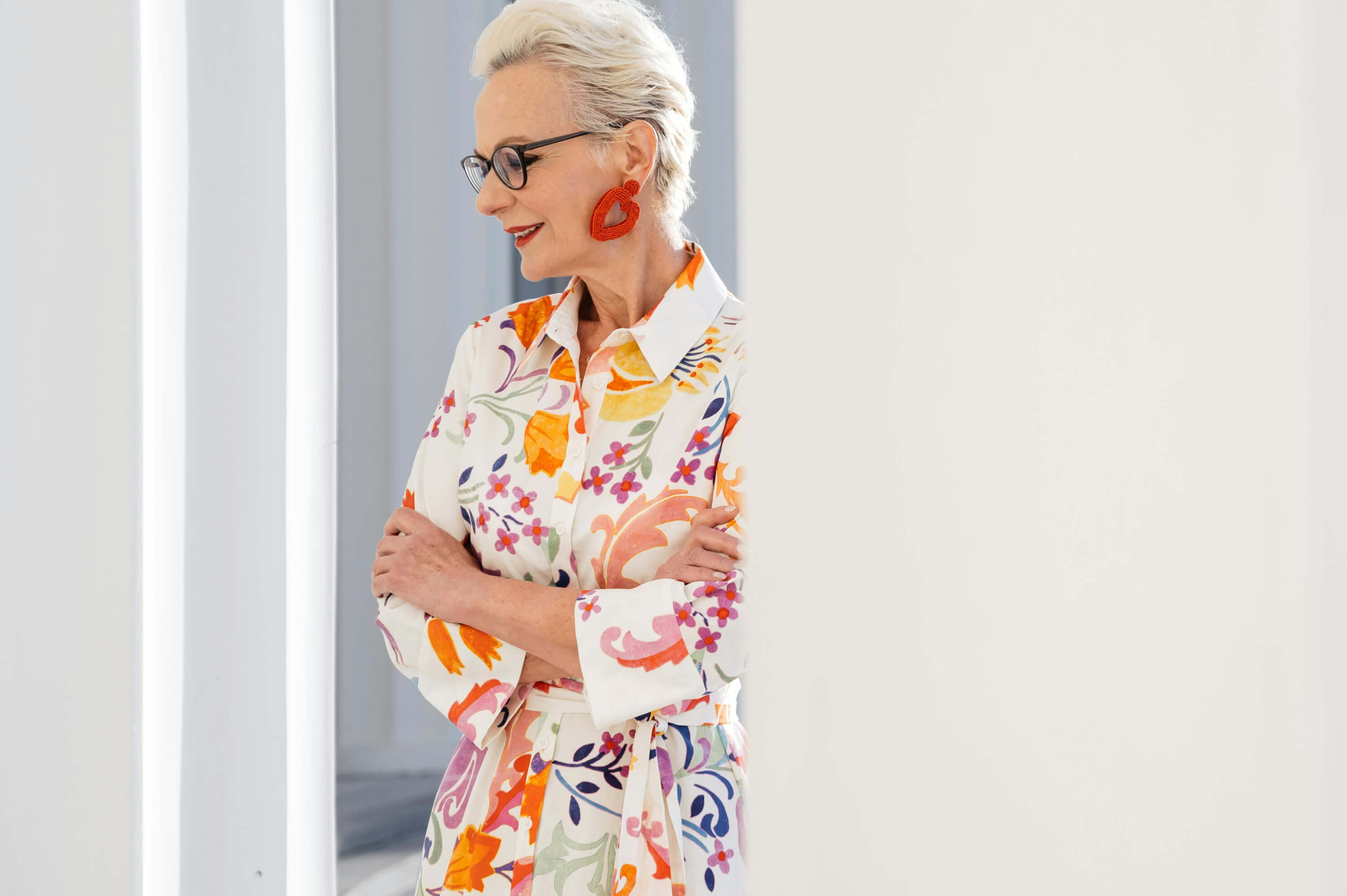 Cinco trucos de estilismo para vestir con estampados en verano a los 50 según las que más saben de moda