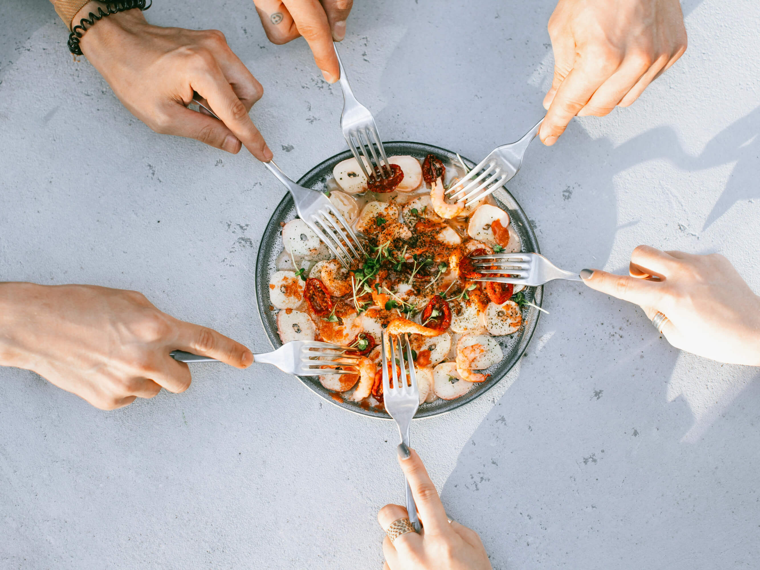 Cinco recetas de salpicón veraniego fresquitas, ligeras y sabrosas para comer o cenar en estos meses de calor