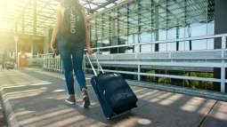 De una maleta de cabina por 20 euros a una bolsa de viaje con ruedas: las opciones tiradas de precio de Primark para viajar este verano