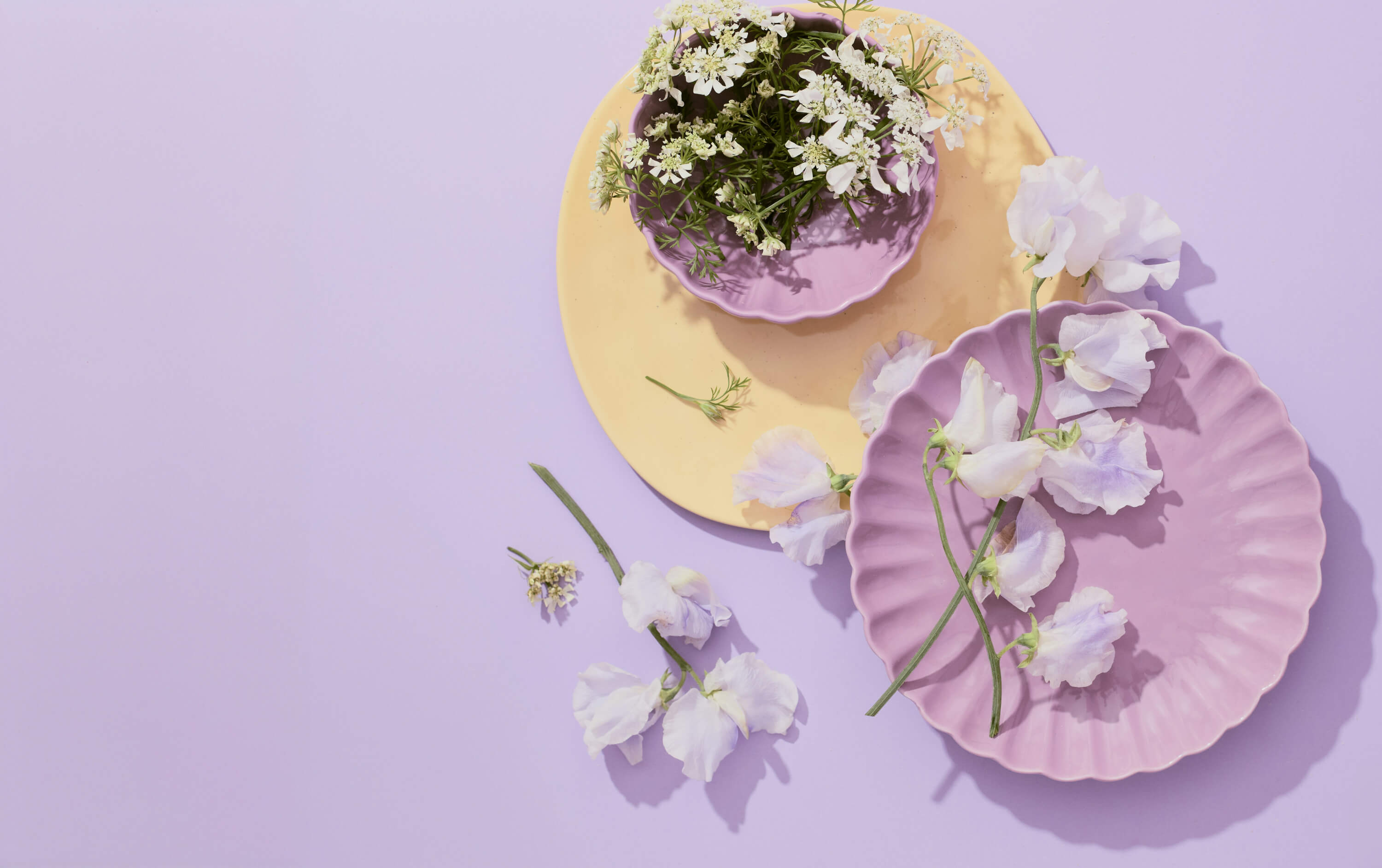 Tiger lo vuelve a hacer: lanza una vajilla con forma de flores bonita para vestir la mesa en verano e incluso más barata que la de Primark