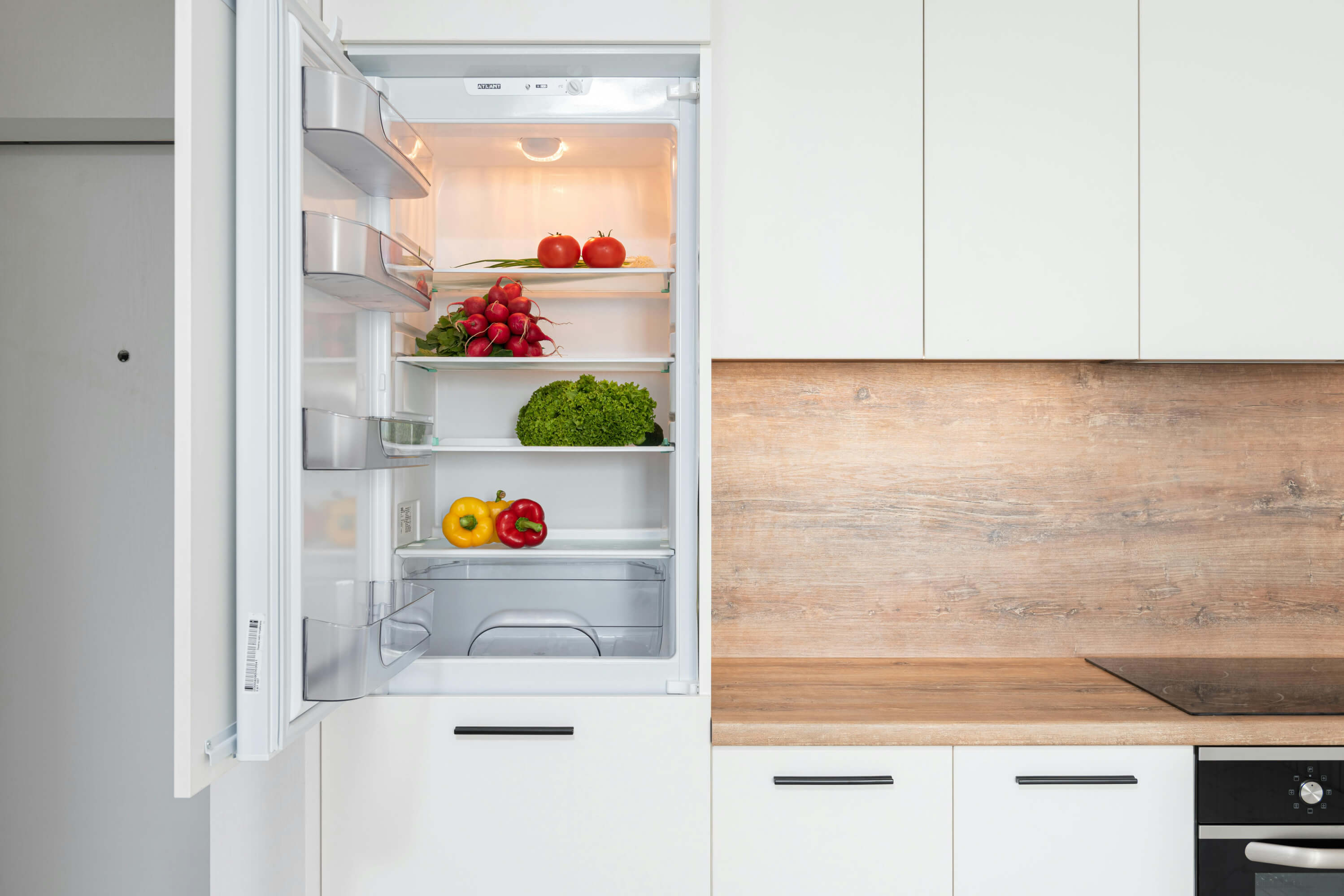 Cómo organizar la nevera según una experta en orden: sus consejos para llegar a todos los alimentos más fácilmente