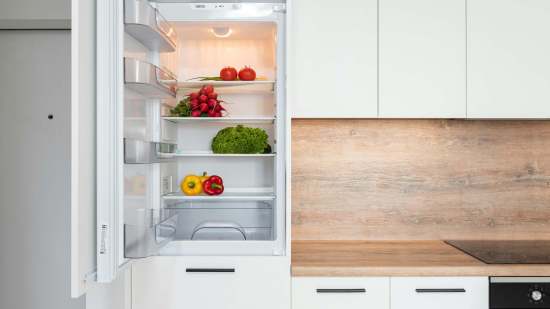 Cómo organizar la nevera según una experta en orden: sus consejos para llegar a todos los alimentos más fácilmente