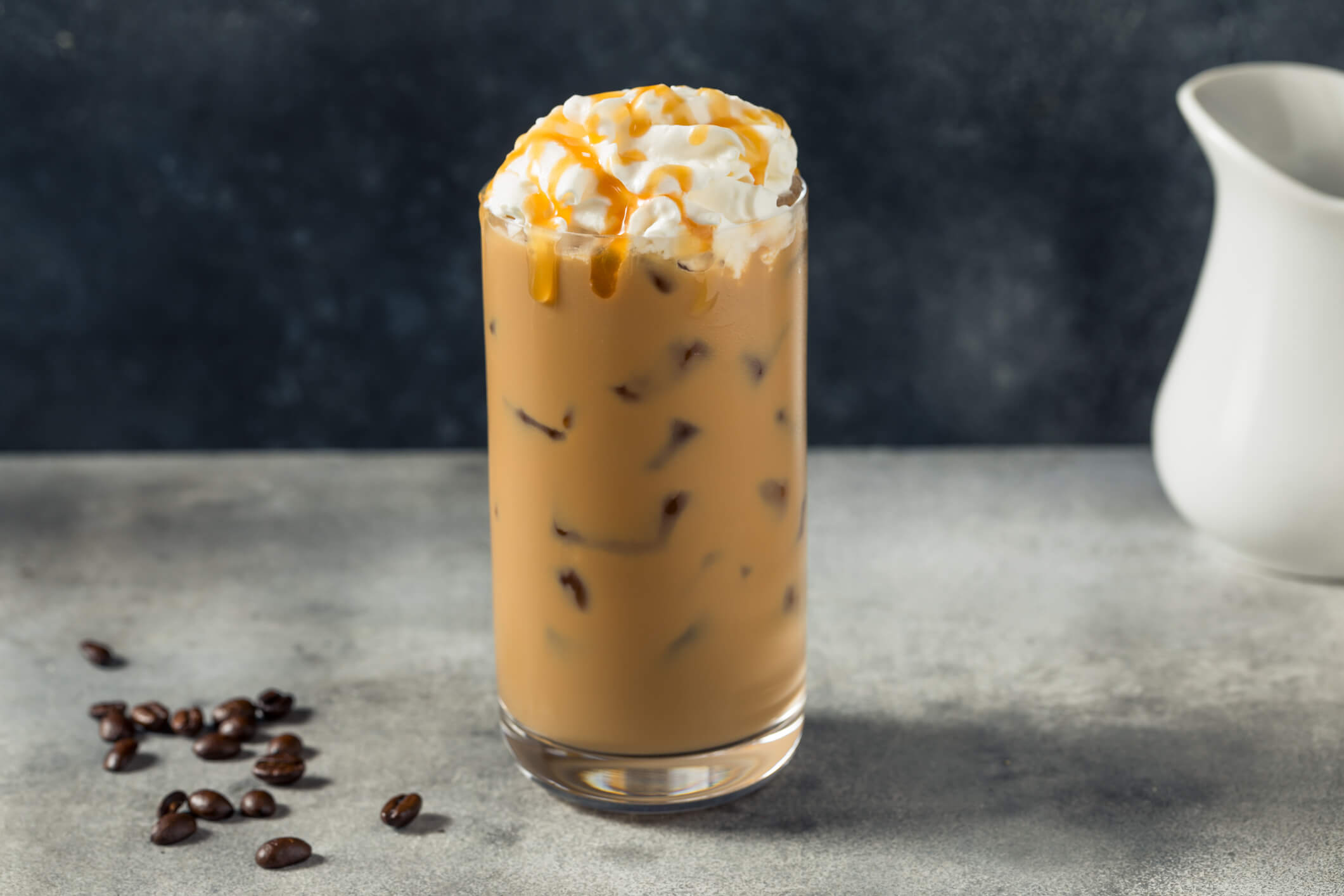 Versión del iced banana coffee con nata y caramelo