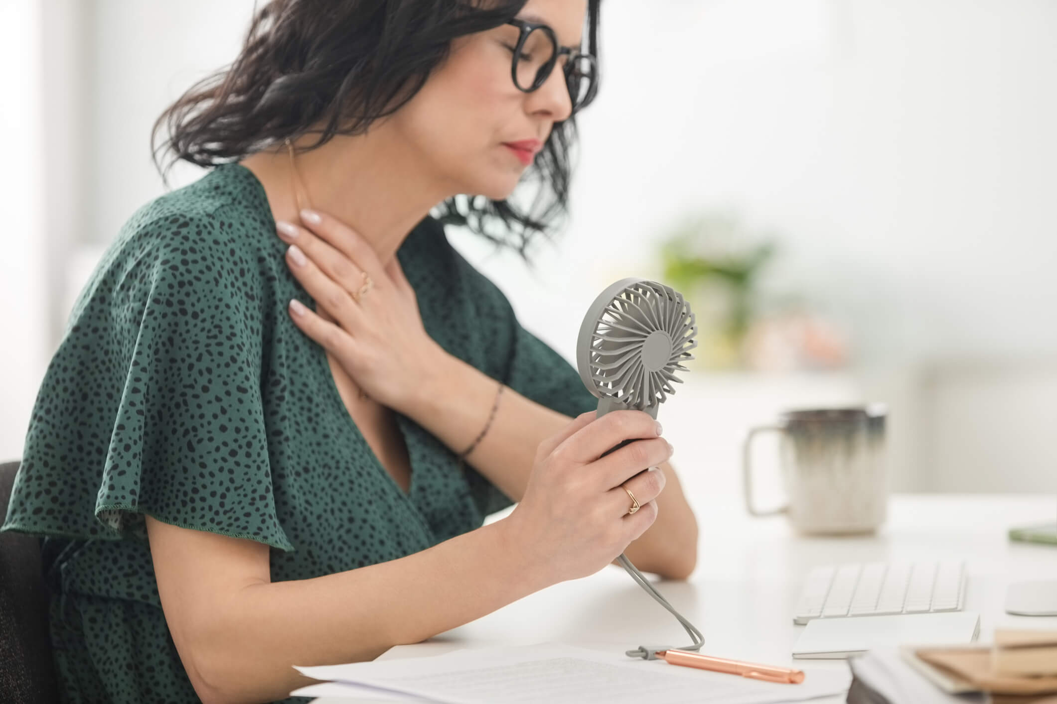 Mujer con sofocos por la menopausia