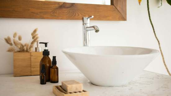Trucos de expertos en limpieza para desatascar el lavabo