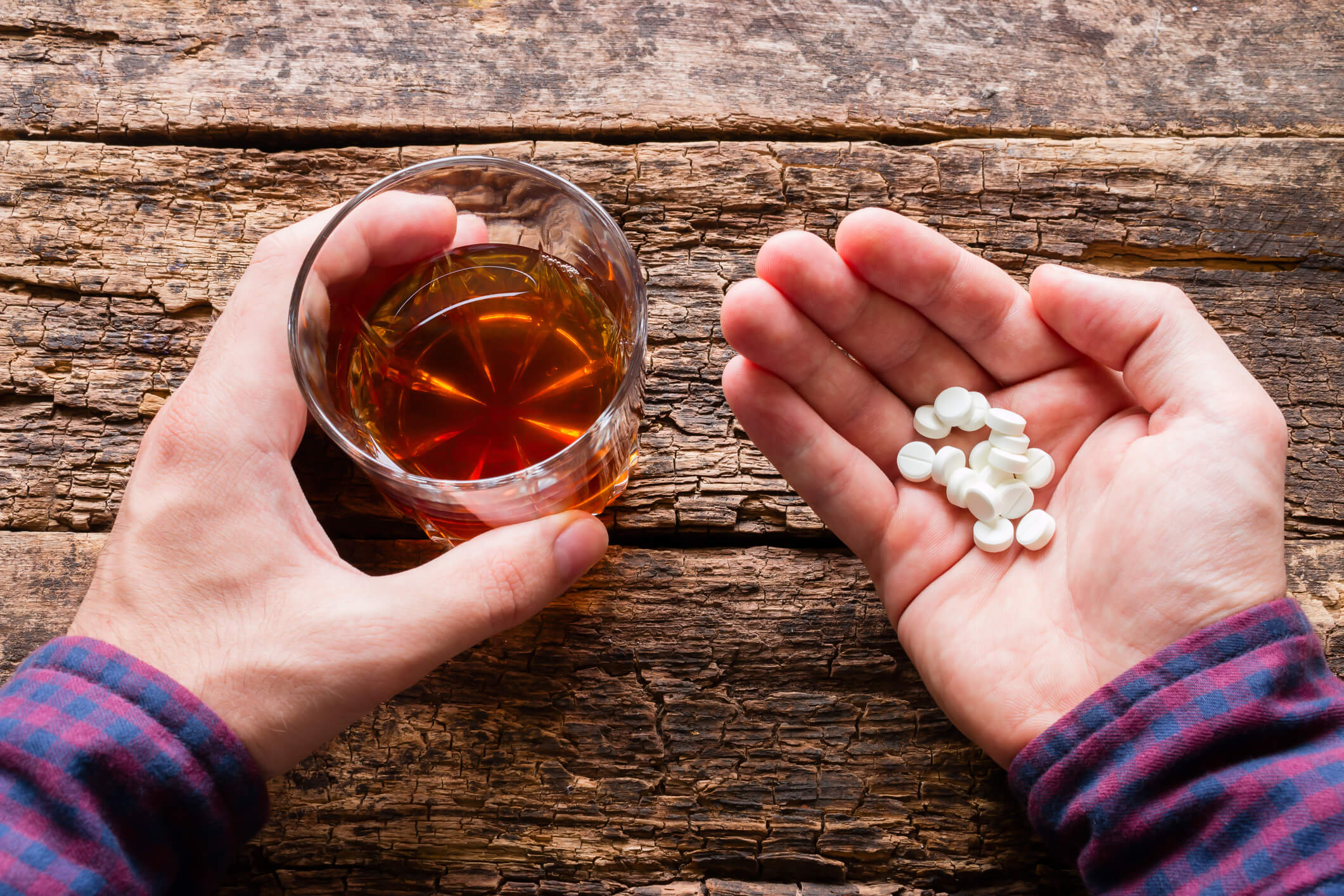Mezclar alcohol y medicamentos no está recomendado