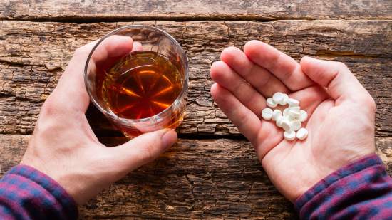 Mezclar alcohol y medicamentos no está recomendado