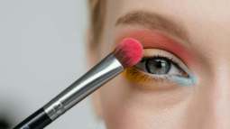 Este es el truco de una dermatóloga para limpiar las brochas de maquillaje sin que se deterioren