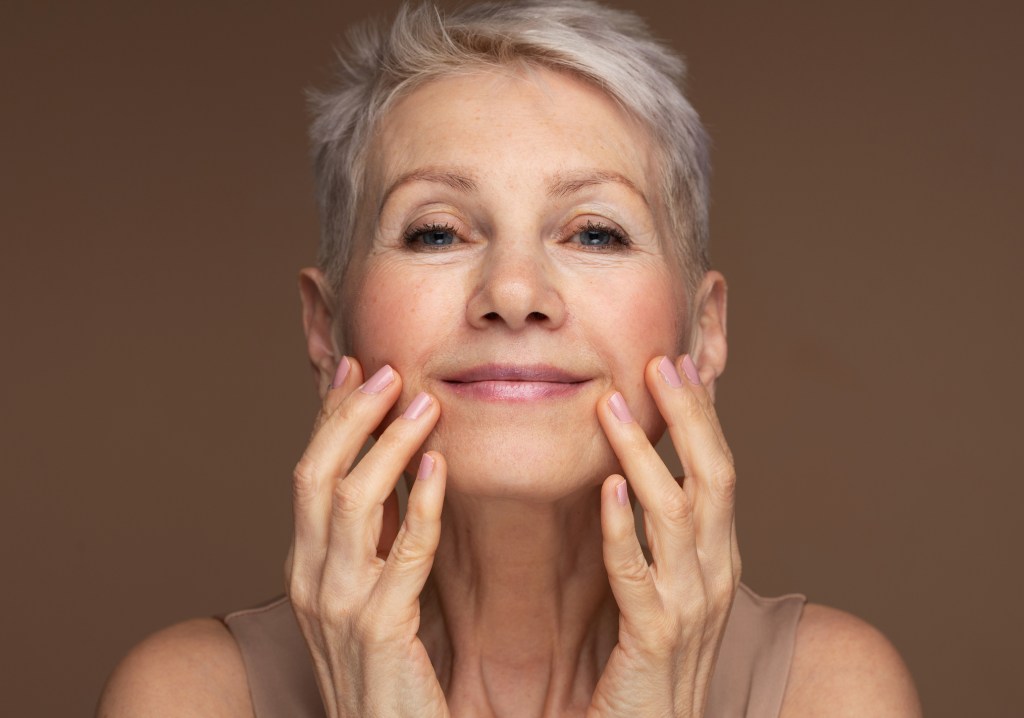 Cinco cortes de pelo fresquitos para mujeres de 50 y 60 años que recomiendan los peluqueros para verano