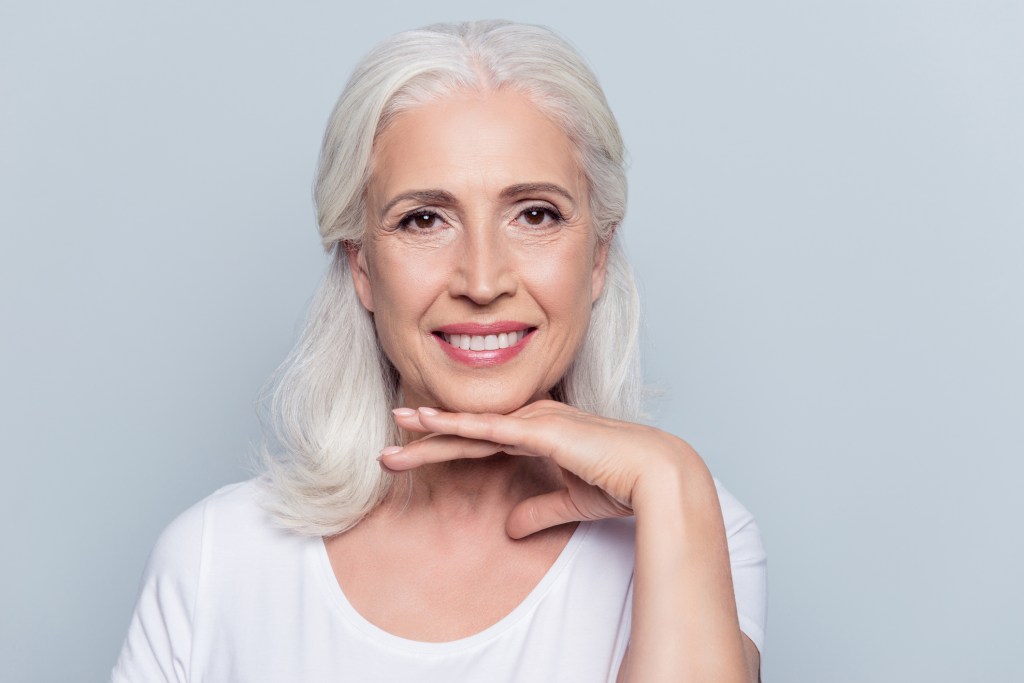 Cinco cortes de pelo fresquitos para mujeres de 50 y 60 años que recomiendan los peluqueros para verano