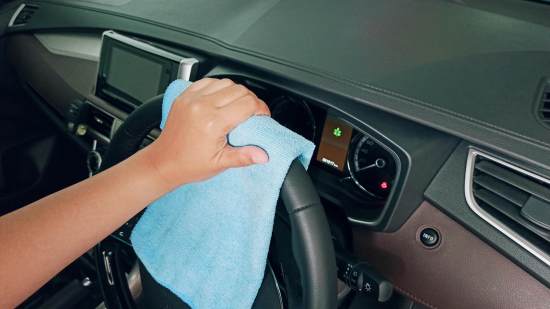 Trucos para limpiar la tapicería del coche y ponerla a punto para los viajes de verano