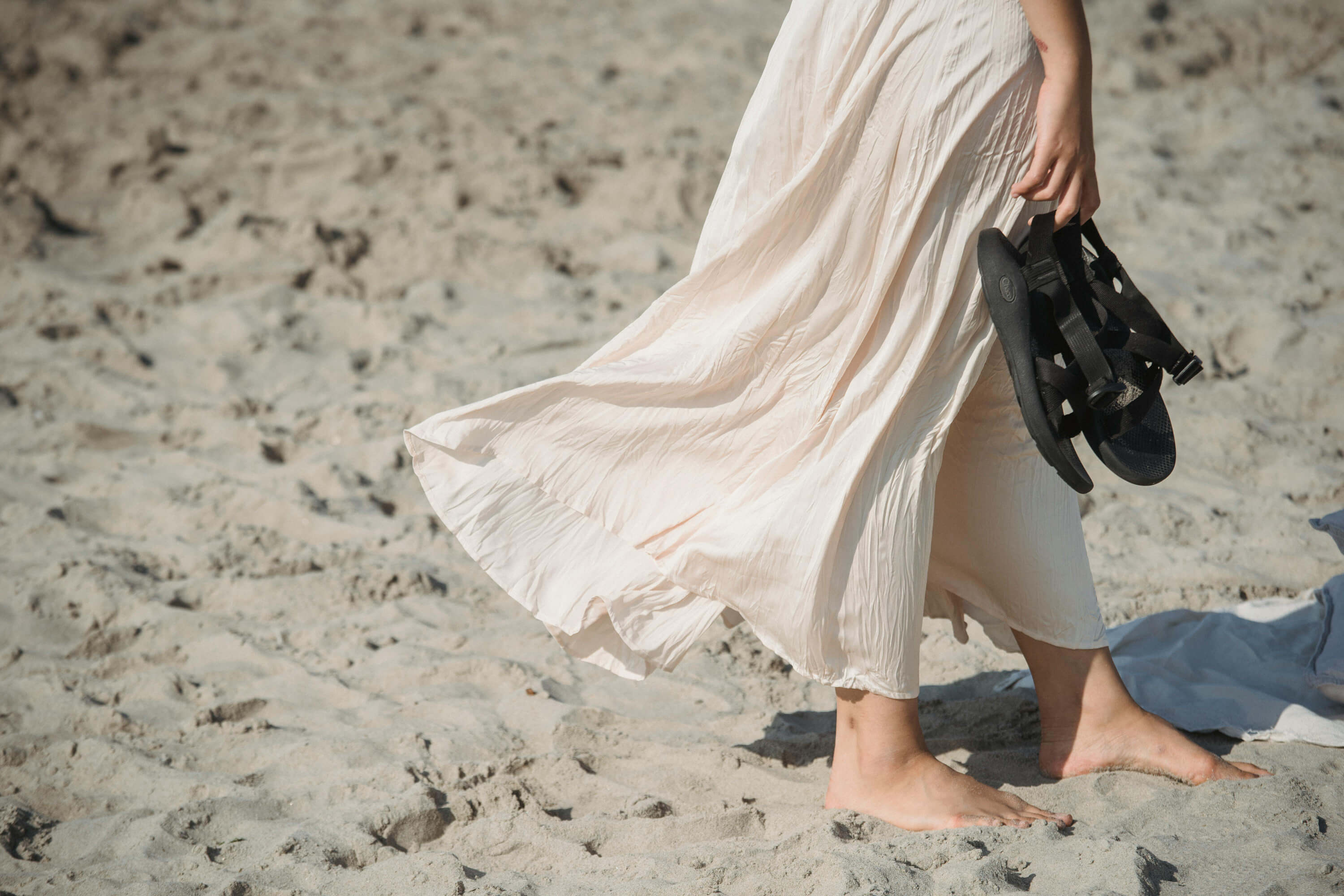 Seis sandalias planas de las rebajas de Skechers, Geox o Birkenstock que prometen agotar las mujeres de 50 y 60 años para llevar todo el verano