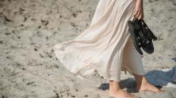 Seis sandalias planas de las rebajas de Skechers, Geox o Birkenstock que prometen agotar las mujeres de 50 y 60 años para llevar todo el verano