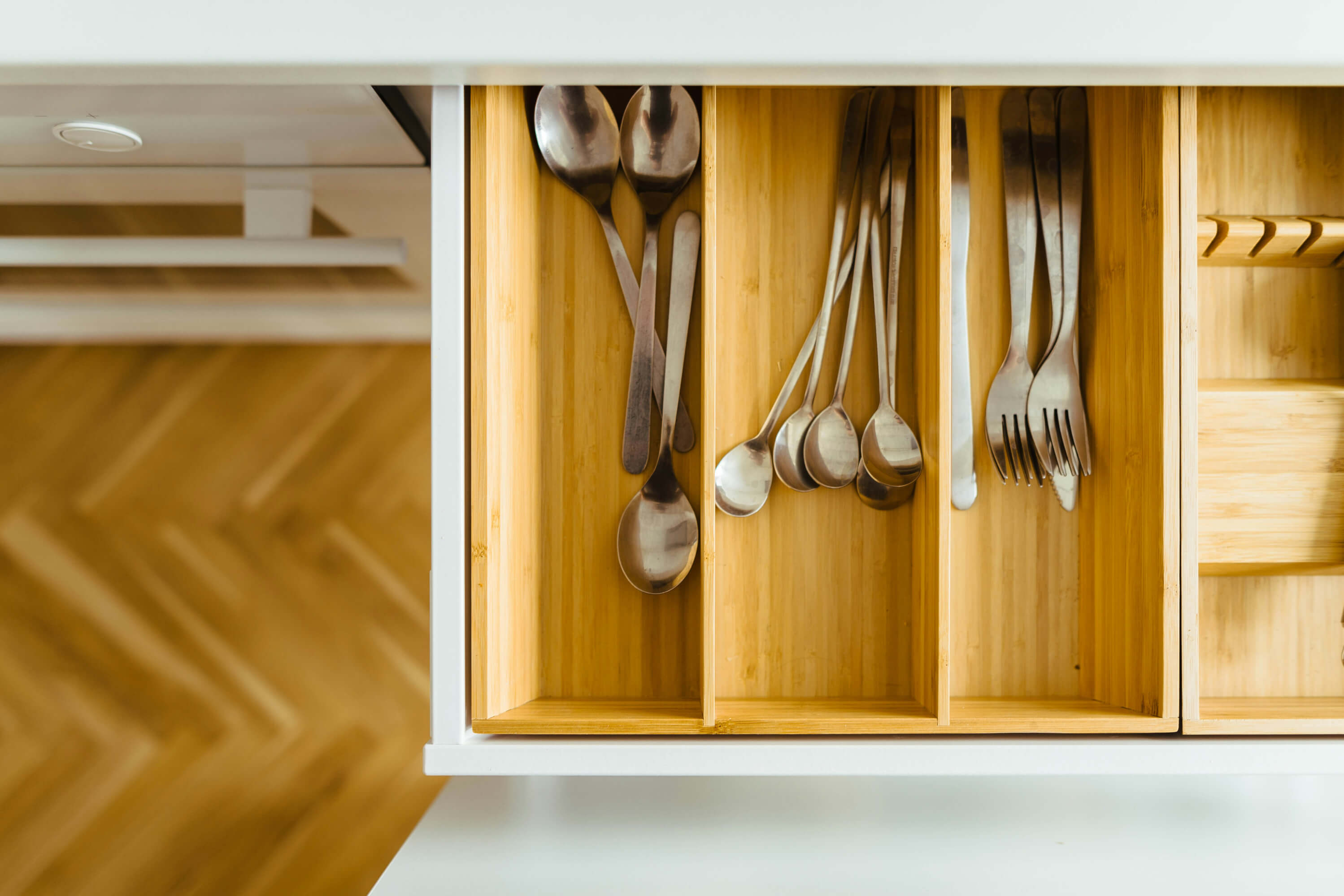 Una experta en orden explica cómo ordenar los cajones de la cocina para tener todo colocado y a mano