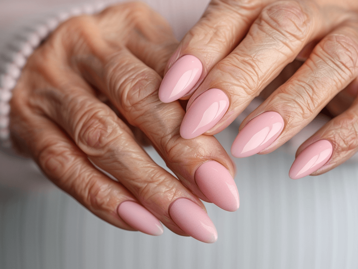 zinetmedia_Manicura_con_tono_rosa_pastel_con_manos_de_mujer_d_8e451c8c-bd33-4dc4-8f23-7cf0c6ac5707_1